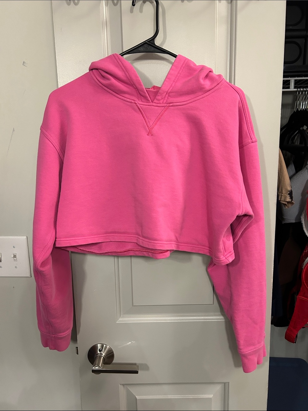 Like Nee lululemon athletica Cropped Sonic Pink Hoodie